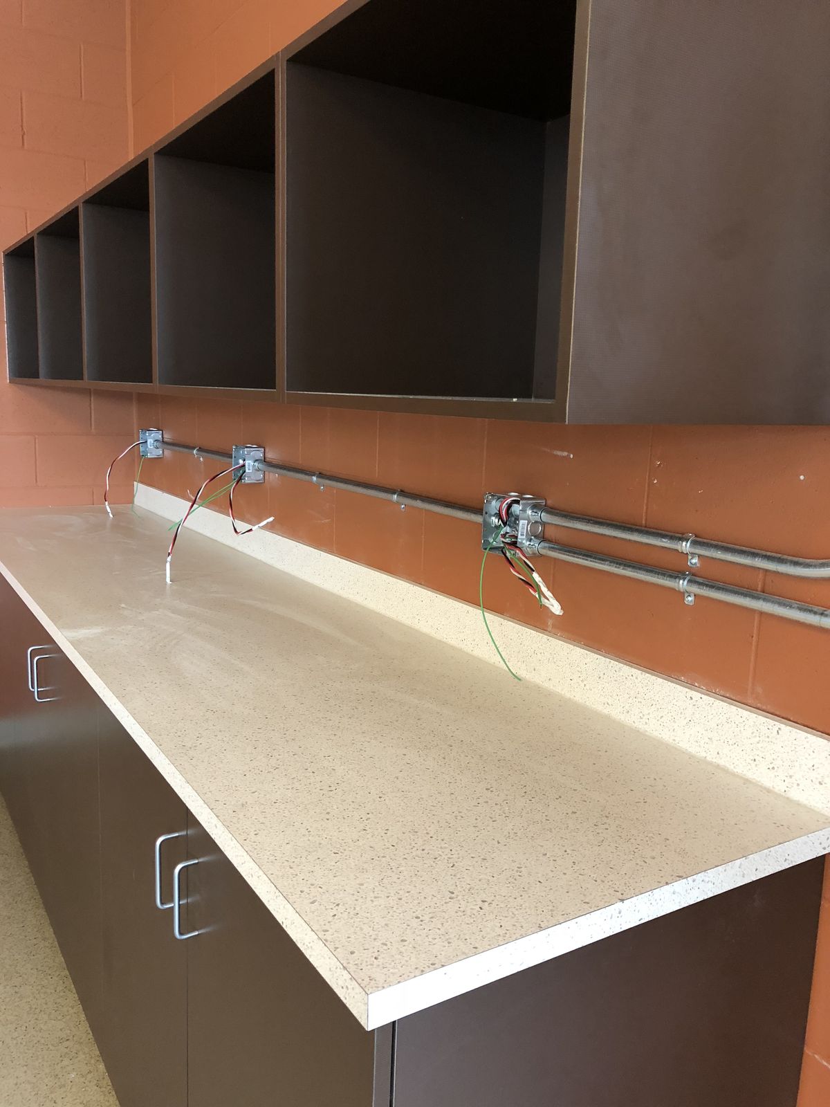 Conduits et boîtes de sortie installés au-dessus d'un nouveau comptoir
