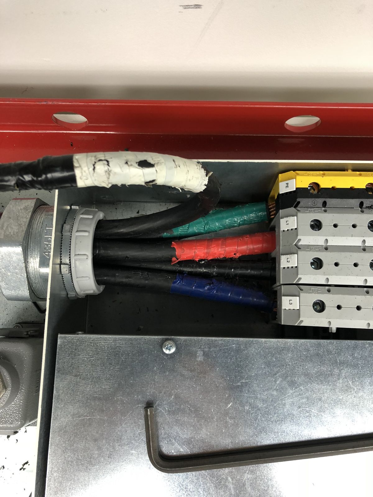 Conducteurs d'alimentation principale raccordés dans un boîtier d'équipement