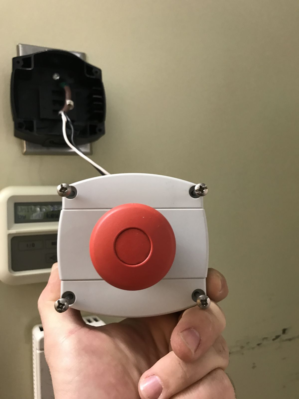 Un bouton d’arrêt d’urgence câblé pour une salle d’IRM